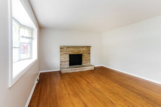 Building Photo - 6219 Parkdale Dr