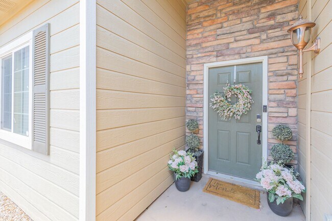 Building Photo - Conveniently located 3 Bedroom, 2 bath wit...
