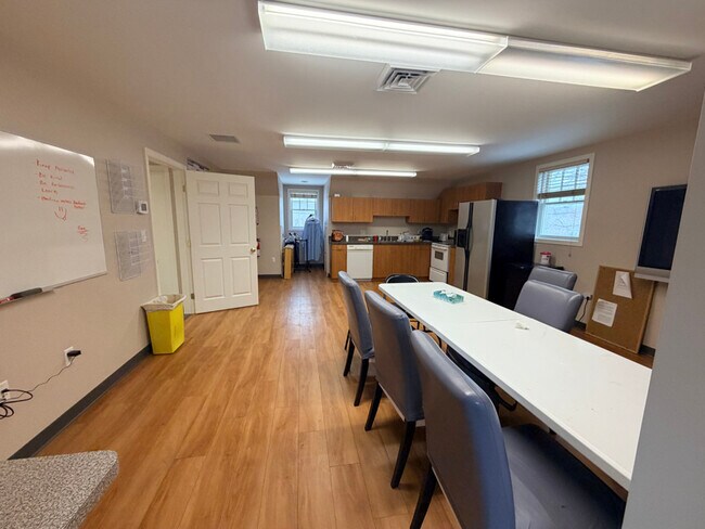 Foto del edificio - 116 E Main St