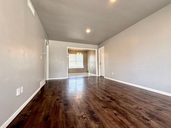 Foto del edificio - Updated 3BD 1BA Home Located in the Village!!!