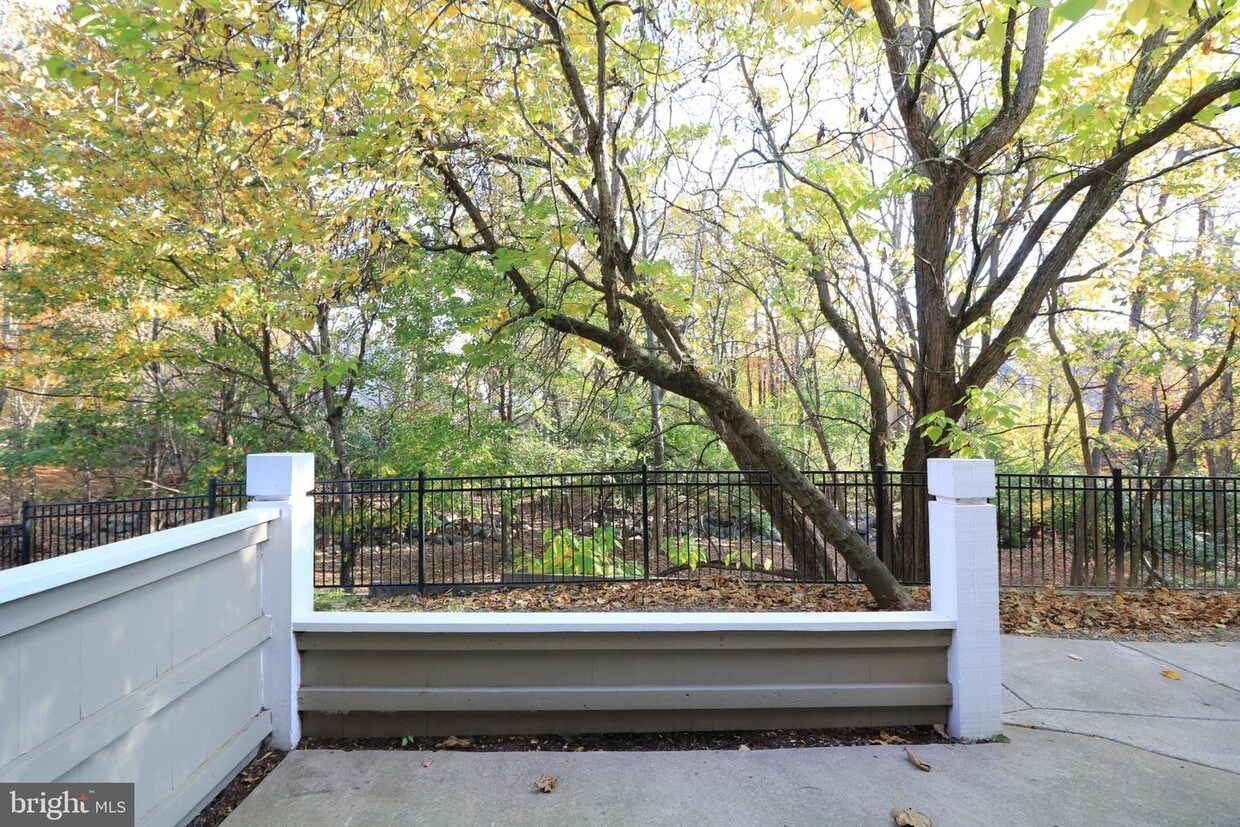 5700 Chapman Mill Dr Unit 300, North Bethesda, MD 20852 Room for Rent