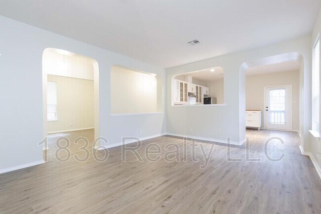 Foto del edificio - 521 New Country Rd