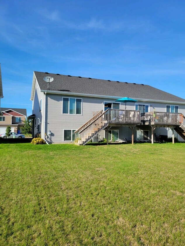 Building Photo - Beautiful 3 Bed 3 Bath Twin Home
