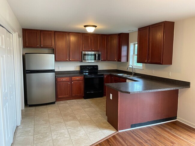 Building Photo - 3 Bed 3 Bathroom Townhouse In Marietta