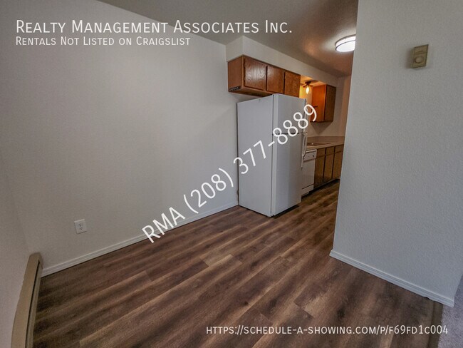 Building Photo - Recently Updated 2-Bedroom Duplex