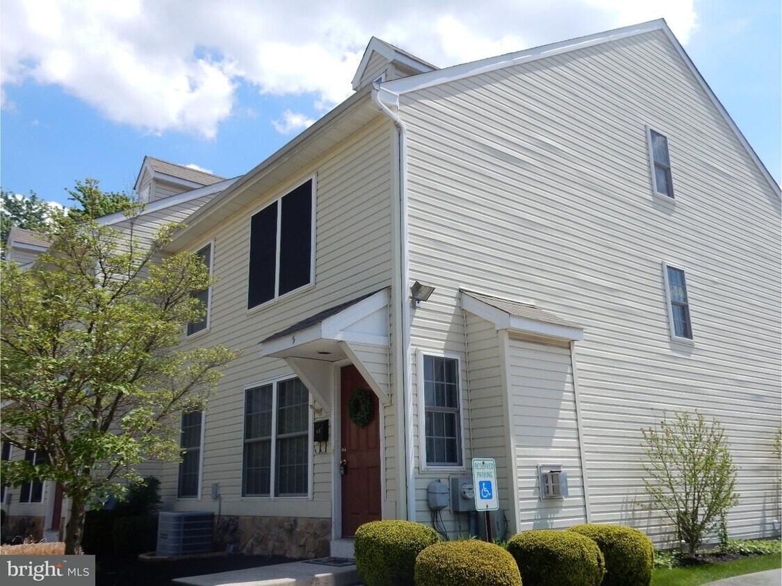 Luxury Condo 2 Bdrm + Loft, 1 full bath, 2 half baths. Light-filled end unit in Hatboro/Horsham SD - 116 E Moreland Ave