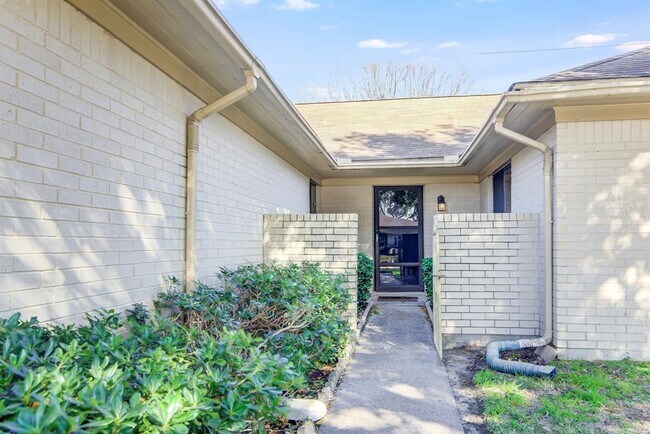Foto del edificio - 8227 Gulfwood Ln