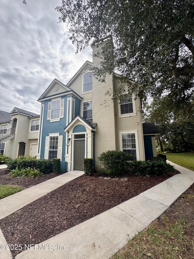 Building Photo - 13700 Richmond Park Dr N
