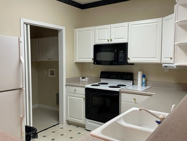Building Photo - Beautiful Spacious  3br Condo