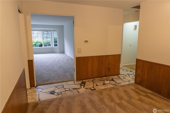Building Photo - 3bd/2.25ba Bellevue Home
