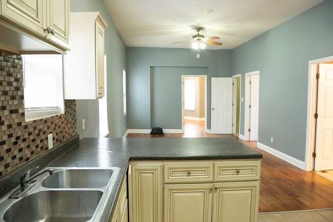 Foto del edificio - 6819 S Evans Ave