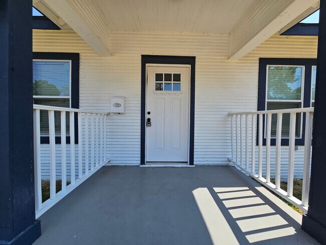 Building Photo - Recently renovated. Ready for immediate mo...