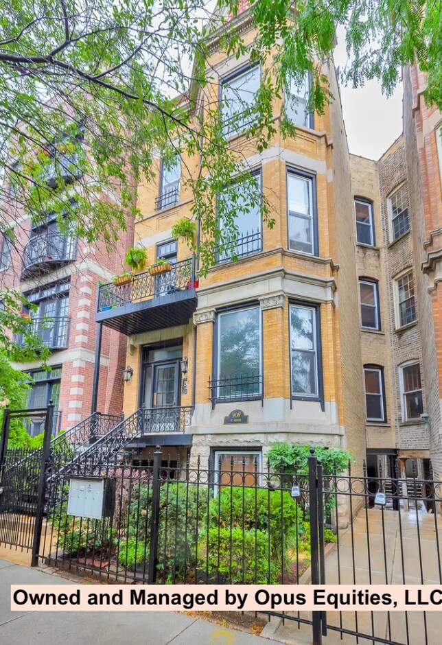 Building Photo - 908 W Roscoe St
