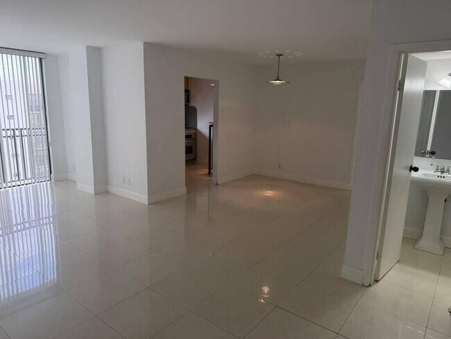 Foto del edificio - 17021 N Bay Rd