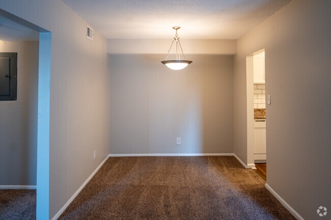 2BR, 1BA 950SF Dining Room - Homewood Heights