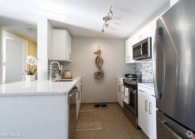 Building Photo - 3 br, 2 bath Apartment - 404 W 1st St A4