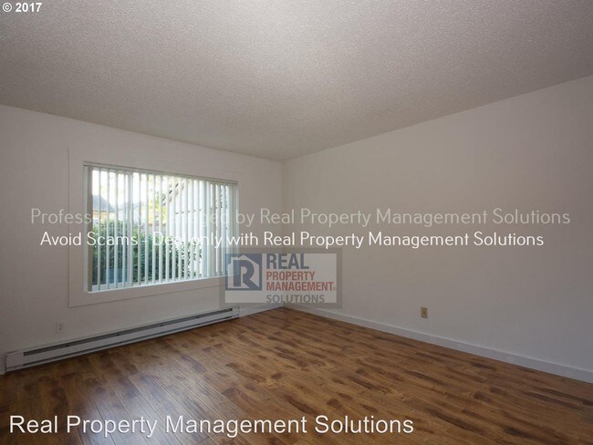Building Photo - 9136-9140 NE Oregon St