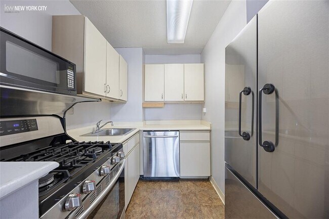Building Photo - 300 W 110th St