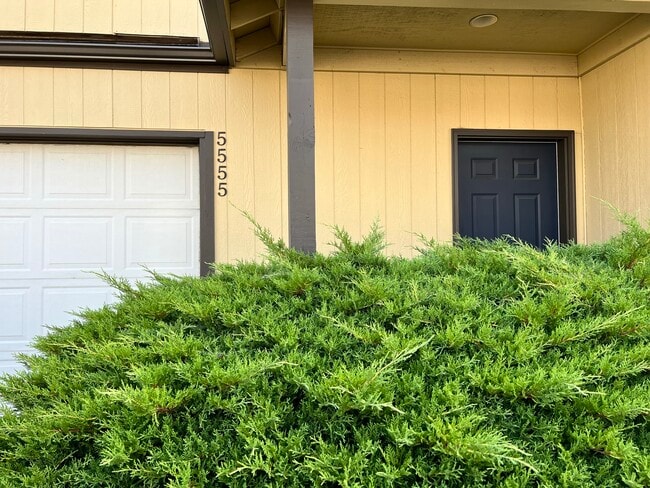 Building Photo - 5555 Glenridge Way