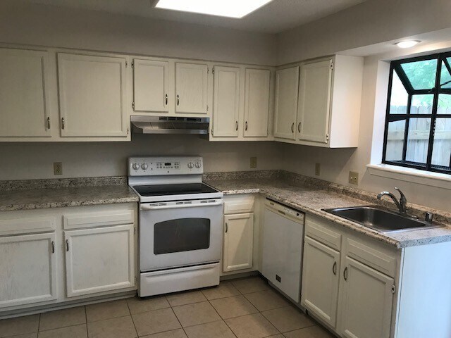 Foto del edificio - Excellent Town Home Near Campus!