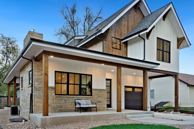 Foto del edificio - Brand-New Stunning Custom Home in Ideal Ol...