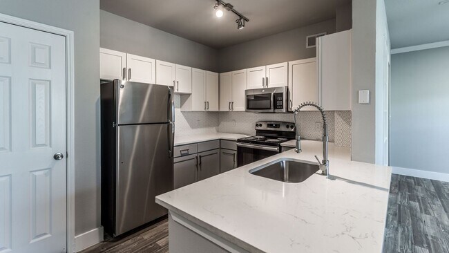 Building Photo - Available Now – Modern Apartment for Rent
