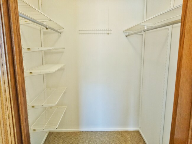 Walking Closet - 220 Oak Knoll Ct