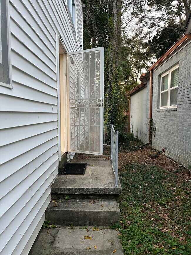 Private entrance - 761 Kennolia Dr SW