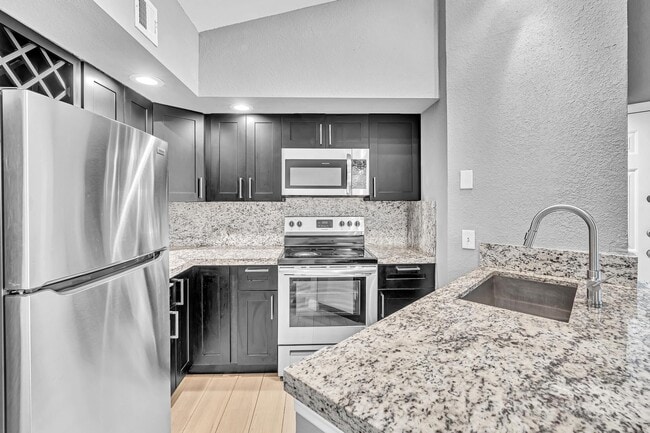 Foto del edificio - 3300 Pinewalk Dr N
