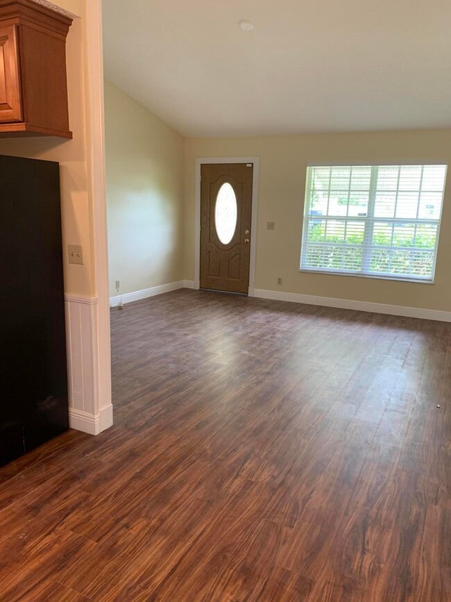 Building Photo - 131 Village Cir