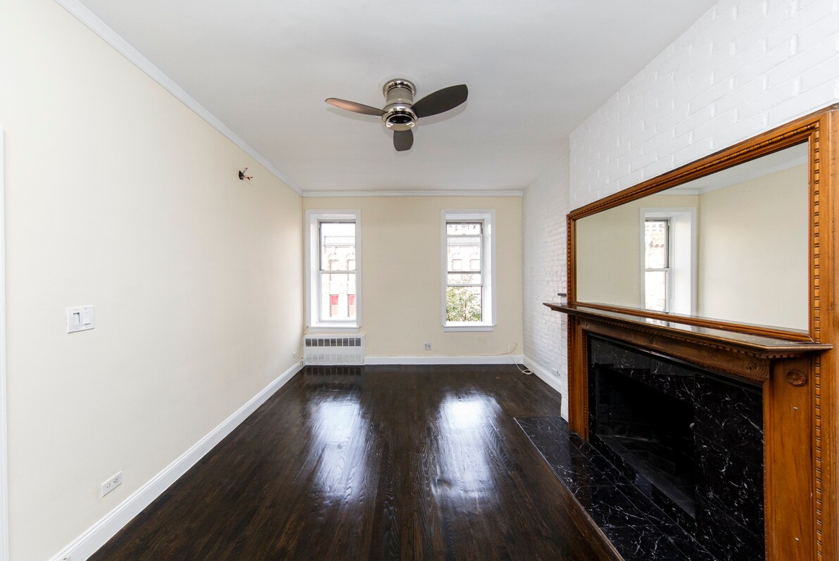 Primary Photo - 20 E 86th St