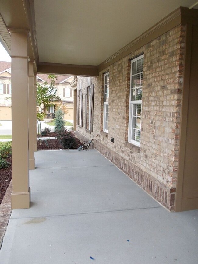 Building Photo - Beautiful 3 Bed + Loft Townhome in Highly ...