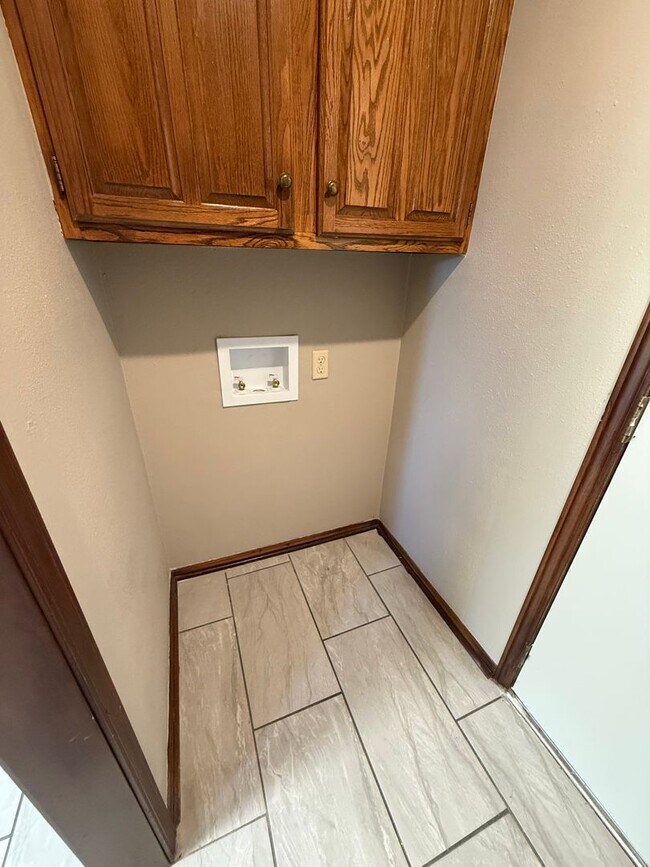 Building Photo - 3 Bed 2 Bath Duplex with 2 Car Garage.  Gas Heat & Hot Water.