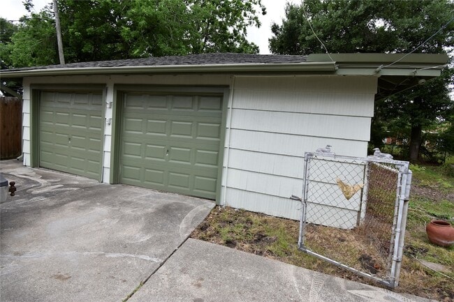 Photo - 1706 Oaks Dr House