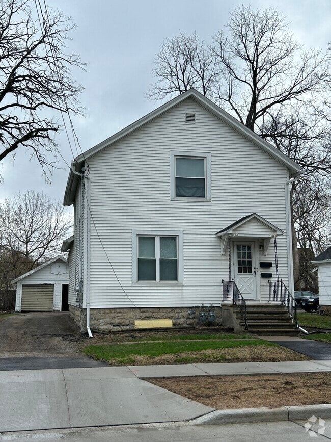 Building Photo - 826 Cherry St