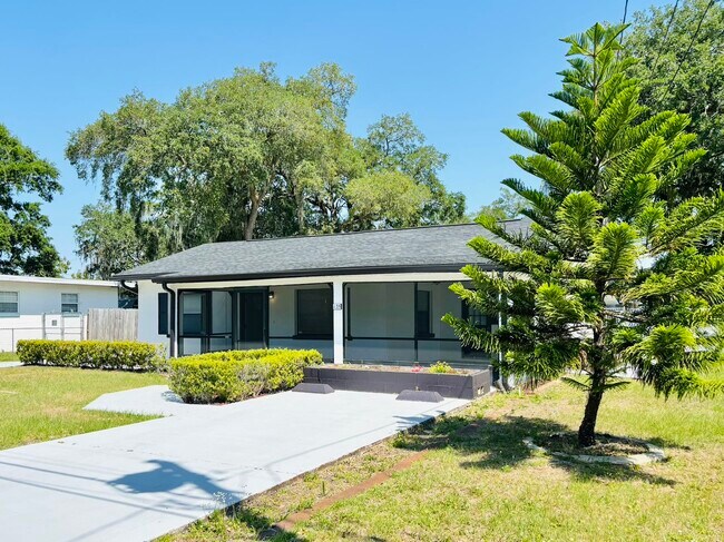 Building Photo - 1135 Largo Dr