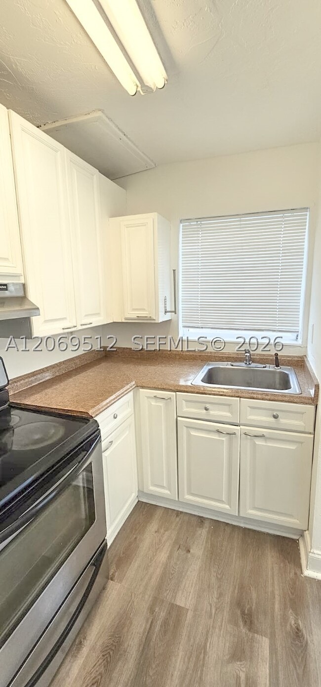 Foto del edificio - 5960 NE 5th Ct