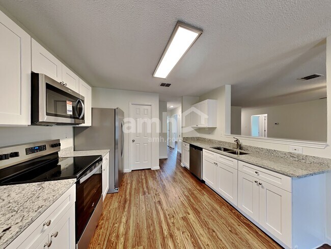 Building Photo - 1749 Cliffbrook Dr