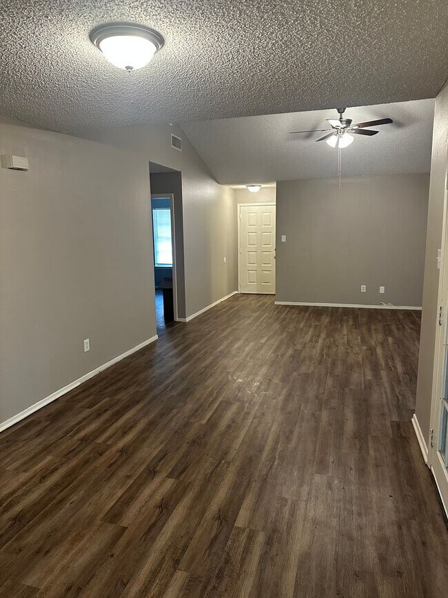 Foto del edificio - 810 Faircreek Ln