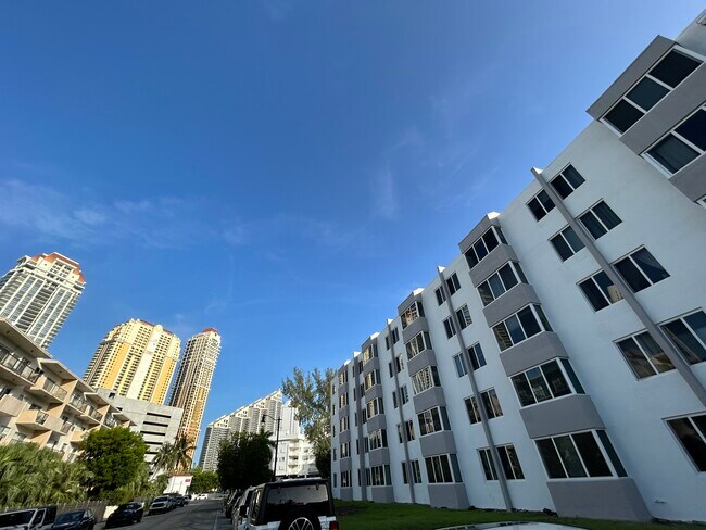 Foto del edificio - 250 180th Dr