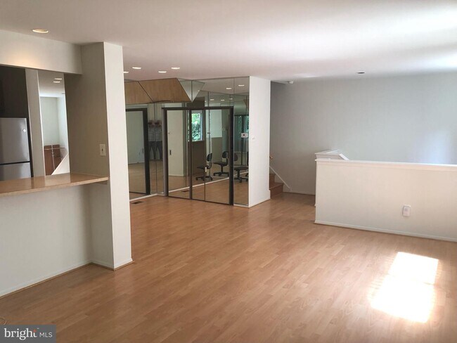 Foto del edificio - 9244 Jamison Ave