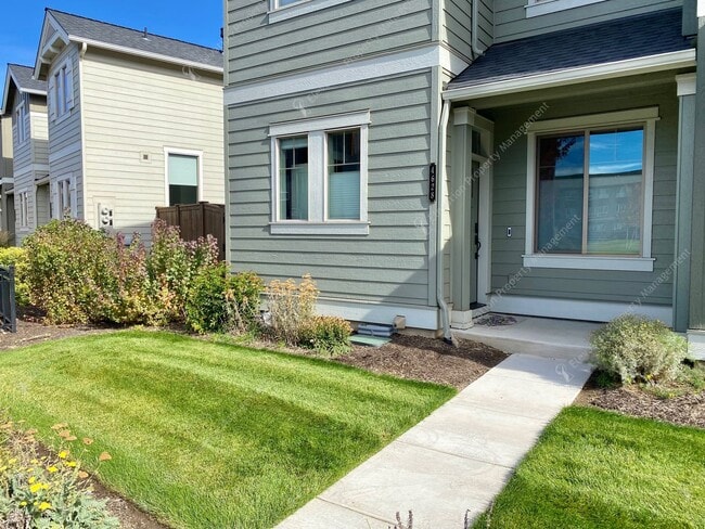 Building Photo - Newer 3BR - 2.5BA Home a Sought-After Redmond Community