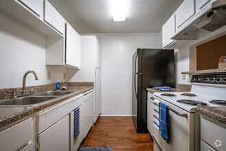 1BR, 1BA - 626SF - Walnut Terrace Apartments