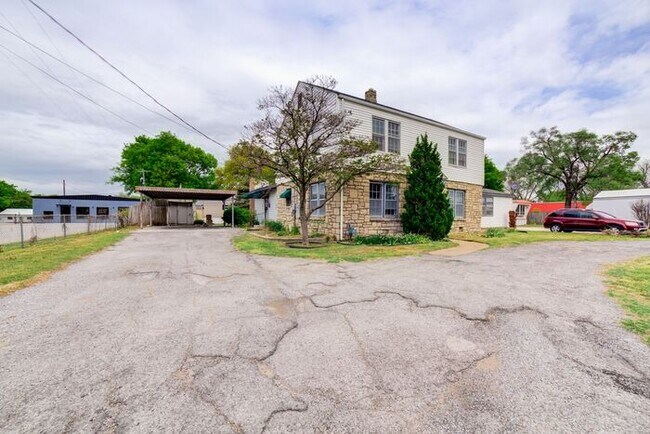 Building Photo - Huge House! 4 Bed 2 Bath 2 Living Areas!
