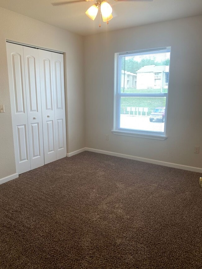 Building Photo - Beautiful 2 bedroom with a balcony!