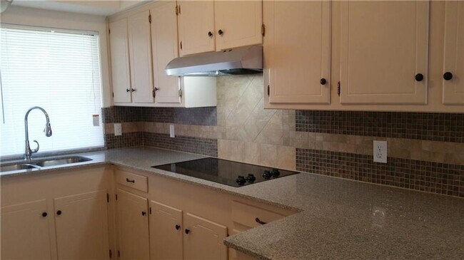 Building Photo - 1116 Sherwood Dr