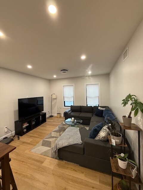 Foto del edificio - 42 Outwater Ln