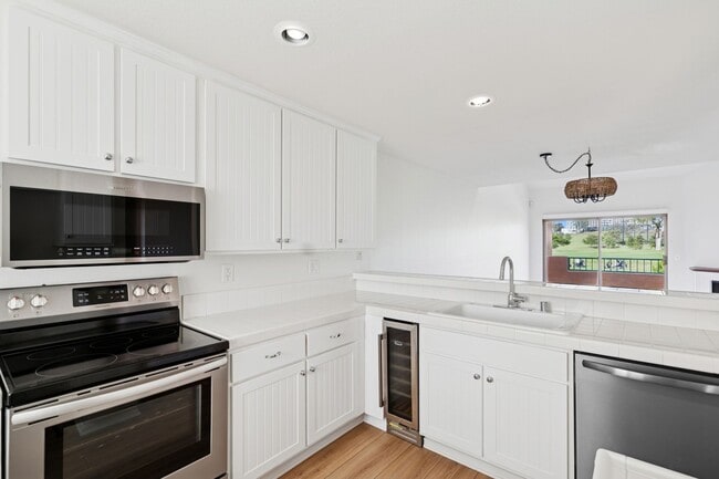 Building Photo - Villa Point Upper Unit with Loft and Golf ...