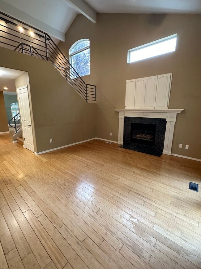 Building Photo - 6-12 month lease term available | South An...