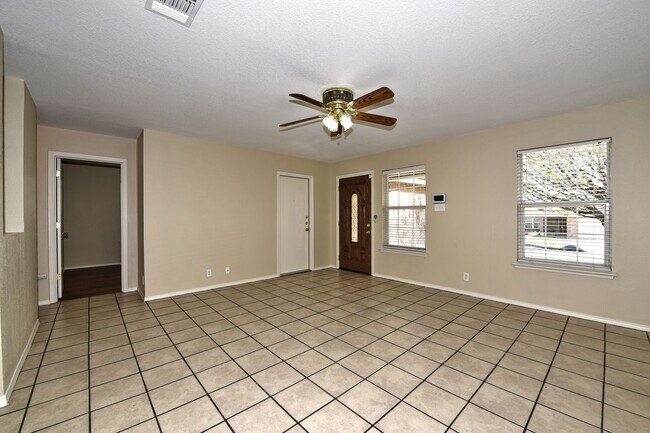 Foto del edificio - GREAT LOCATION: 1604 & SHAENFIELD | 3 BEDS | 2 BATHS | MOVE IN READY